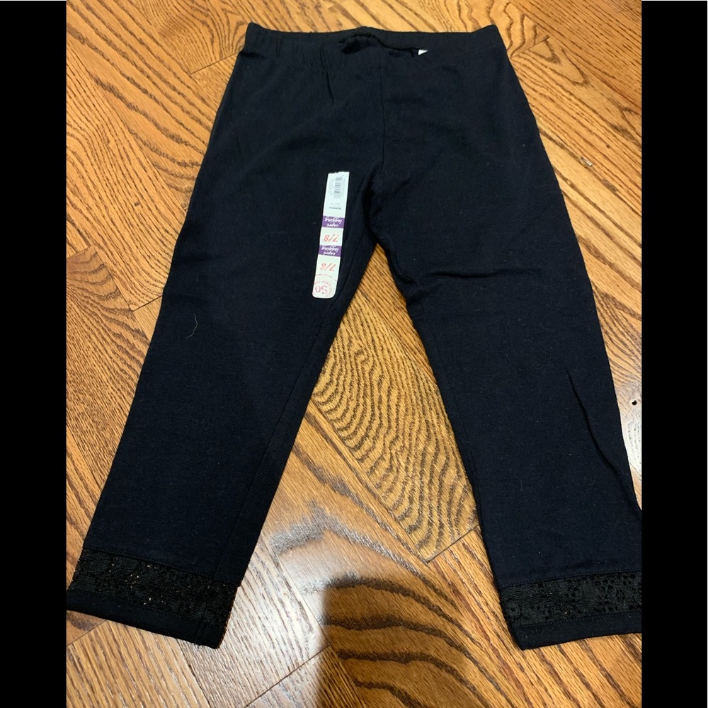 Capri Leggings Size 7/8 with adorable lace around the bottom. SQ brand